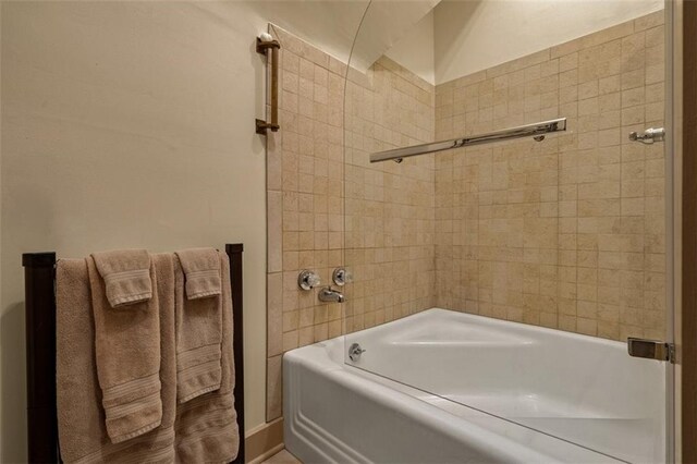 bathroom with tub / shower combination