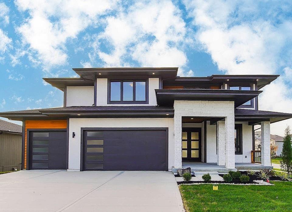 view of front of property featuring driveway, an attached garage, and stucco siding