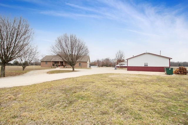 view of yard featuring an outbuilding