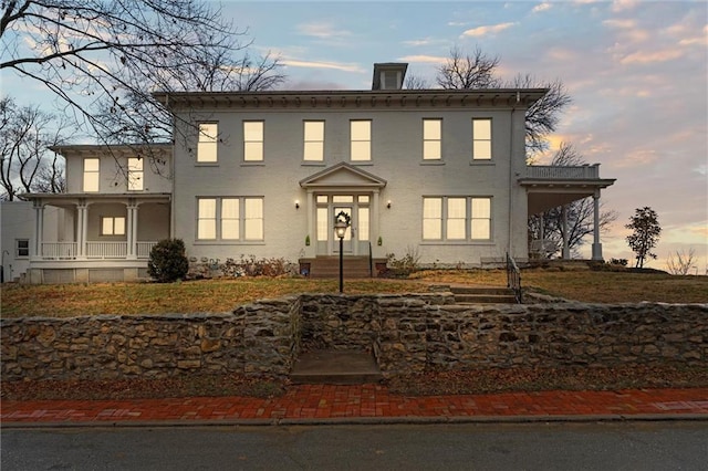 italianate-style house featuring a porch