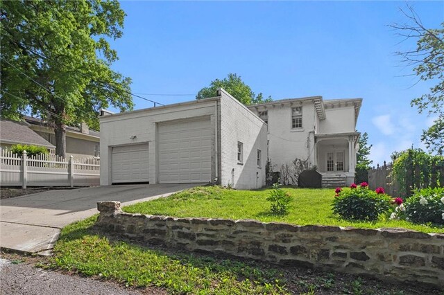 928 S Esplanade St, Leavenworth, KS 66048 - view of front of property featuring a garage