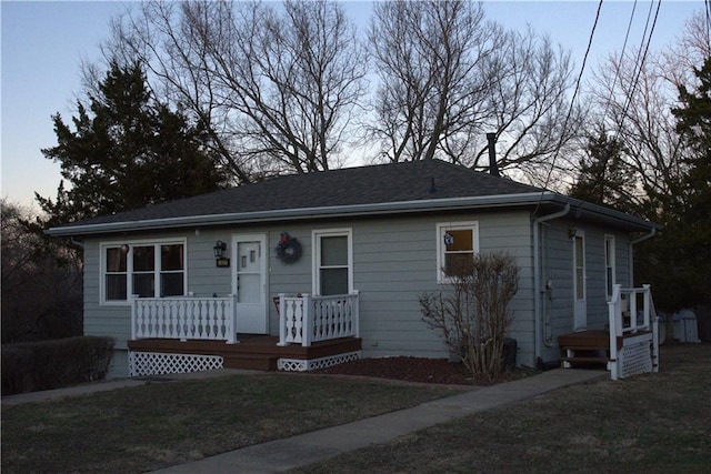 view of front of home featuring a front yard