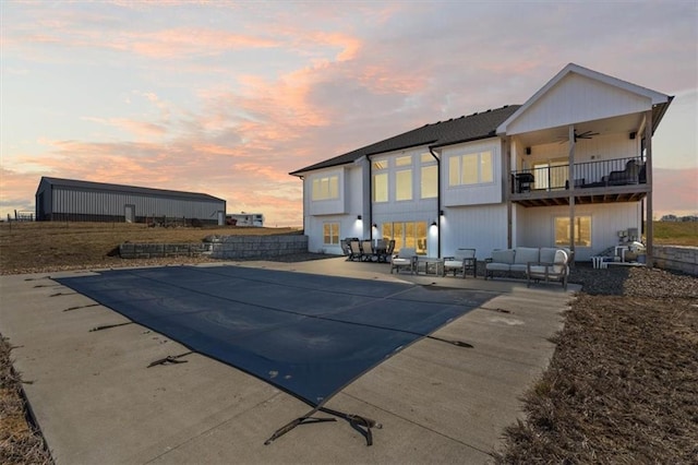 view of swimming pool featuring outdoor lounge area, a patio area, a ceiling fan, and a fenced in pool