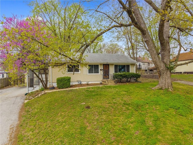 single story home featuring a front yard and fence