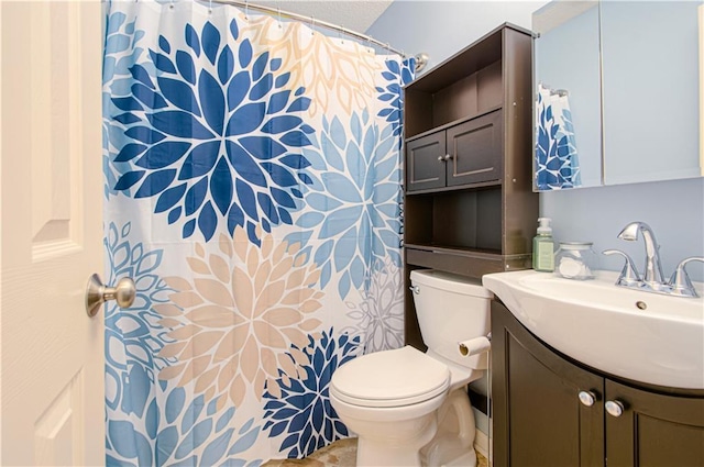 full bathroom with toilet, a shower with curtain, and vanity