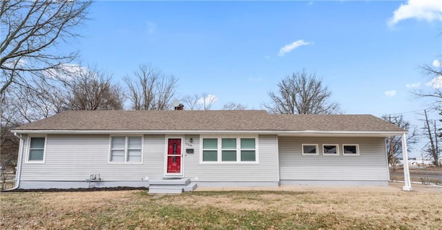 single story home featuring a front yard and a shingled roof