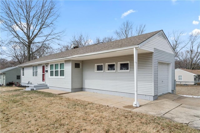 view of front facade featuring fence, roof with shingles, concrete driveway, a front yard, and a garage