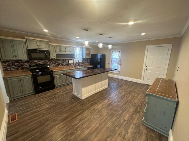 kitchen featuring visible vents, black appliances, tasteful backsplash, dark wood-style floors, and crown molding