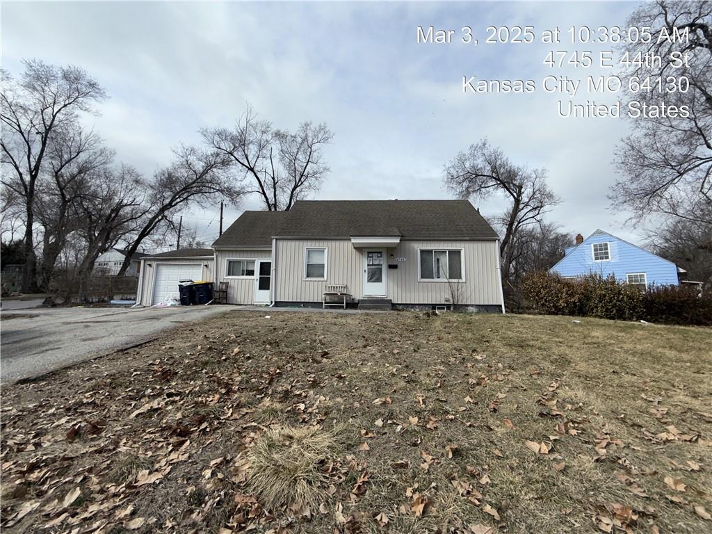 view of front of home featuring driveway