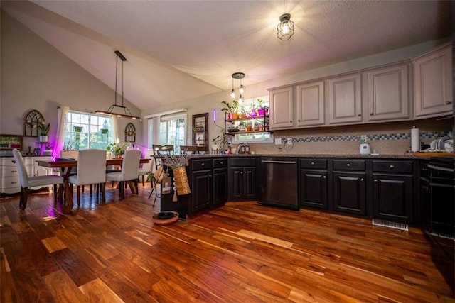 kitchen featuring a peninsula, an inviting chandelier, dark wood-style flooring, and dishwasher