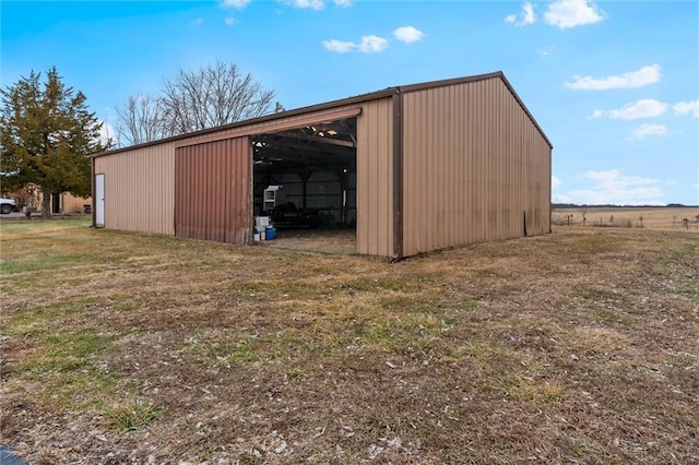 view of pole building featuring a yard