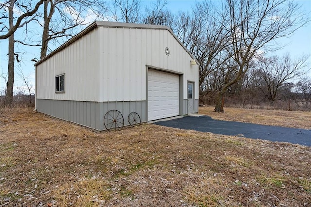 detached garage with driveway