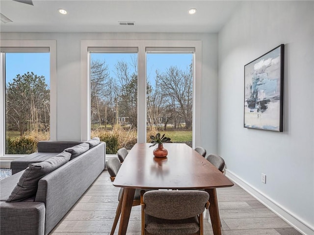 dining room featuring recessed lighting, visible vents, light wood-style flooring, and baseboards