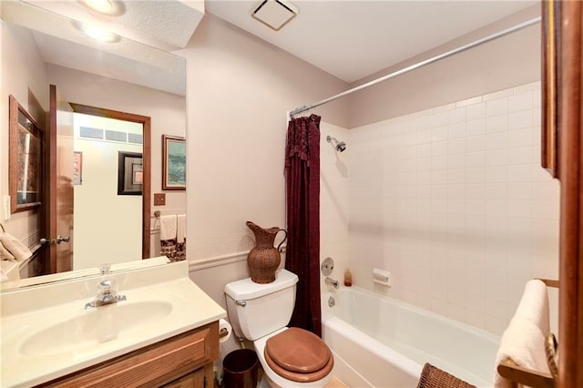 full bathroom featuring toilet, visible vents, shower / tub combo with curtain, and vanity