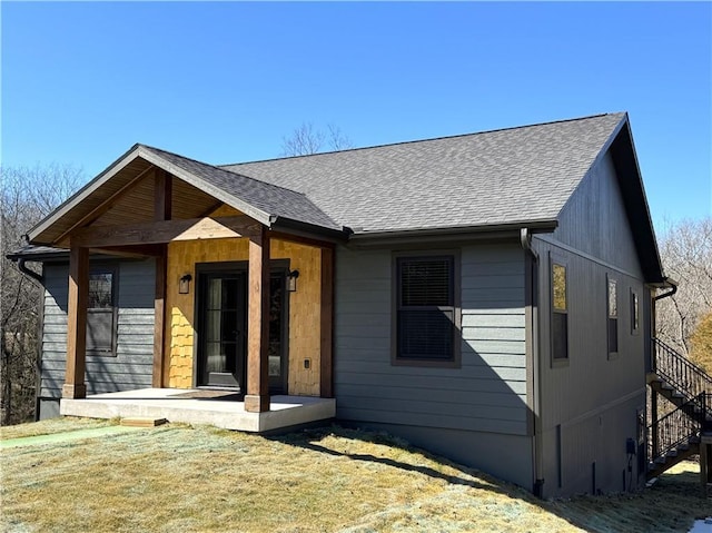 view of front of property featuring a shingled roof