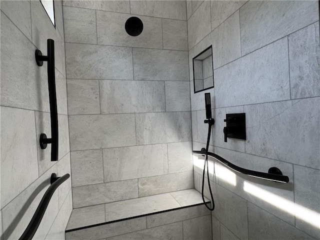 full bath with tiled shower