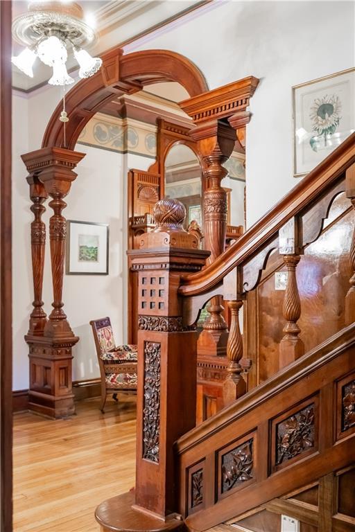 details with crown molding, baseboards, and wood finished floors