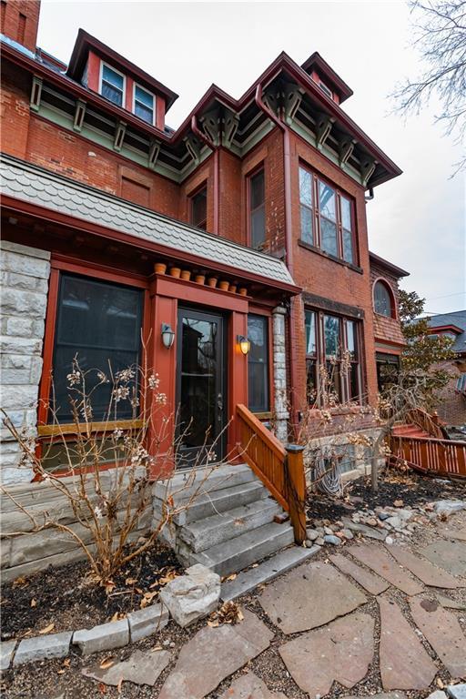 view of italianate home