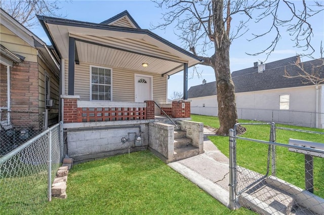 view of front facade featuring a front lawn, fence, and a gate