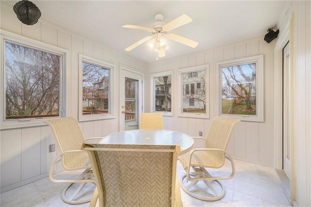 sunroom / solarium featuring a ceiling fan