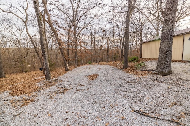 view of yard with driveway