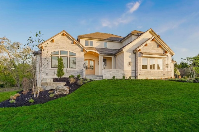 view of front of home featuring a front yard