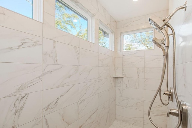 full bathroom featuring a tile shower