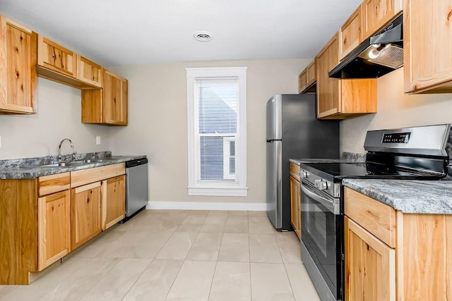 kitchen featuring visible vents, appliances with stainless steel finishes, a sink, under cabinet range hood, and baseboards