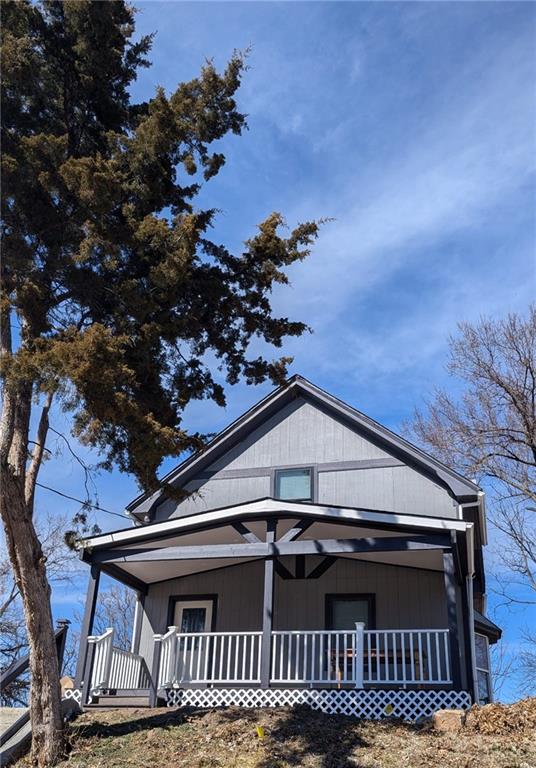 view of front of house featuring a porch