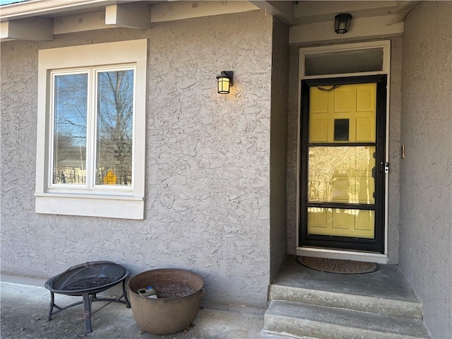 entrance to property with stucco siding