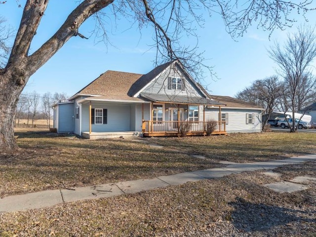 view of front of property featuring covered porch and a front yard