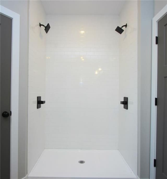 full bath with tiled shower