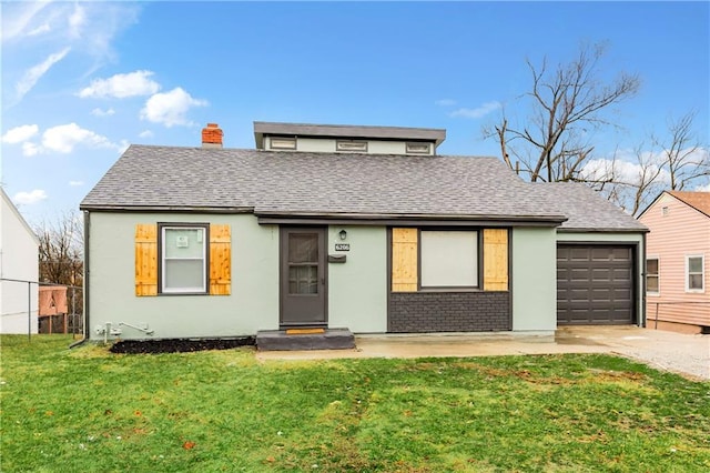 view of front facade with a garage, driveway, roof with shingles, and a front yard