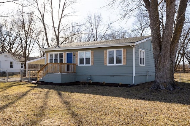 view of front of house with a shingled roof, fence, crawl space, a carport, and a front yard