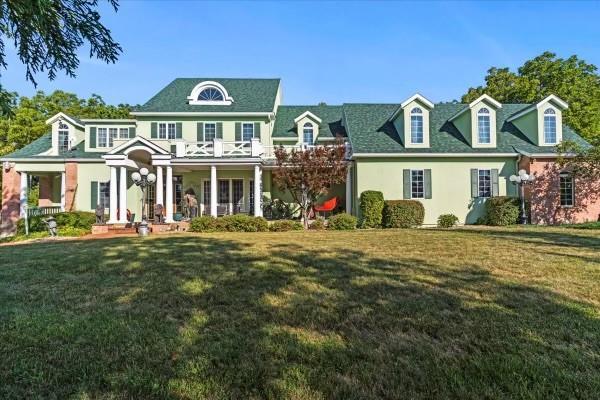 view of front of home featuring a front yard