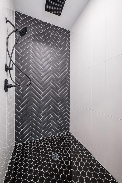 full bath featuring tiled shower