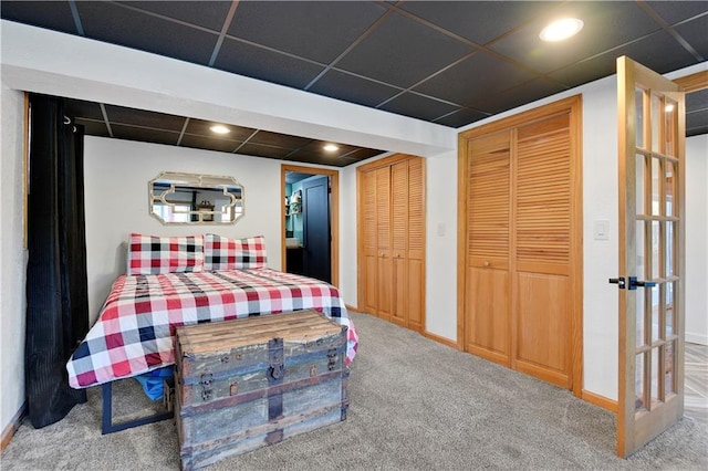 carpeted bedroom featuring recessed lighting, a drop ceiling, and baseboards