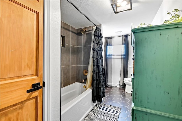 full bath featuring shower / tub combo with curtain, toilet, and tile patterned floors