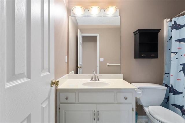 full bathroom featuring a shower with shower curtain, toilet, and vanity