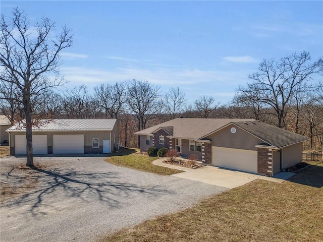 view of front facade featuring a front yard and gravel driveway