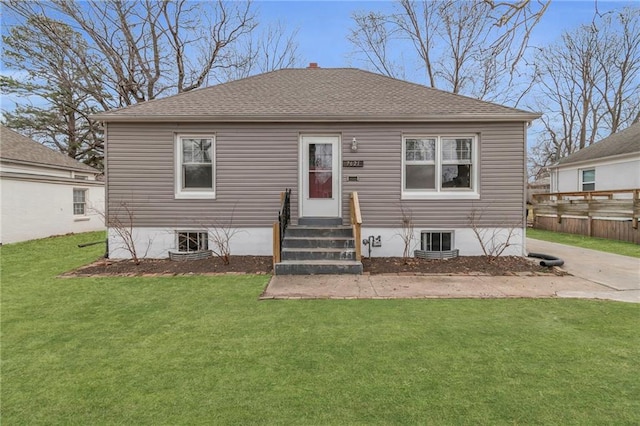 view of front of property featuring entry steps, a shingled roof, a front lawn, and central AC