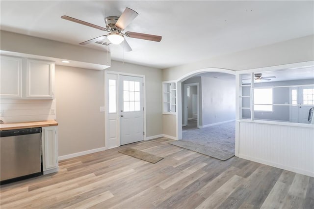 entrance foyer featuring arched walkways, visible vents, light wood-style flooring, a ceiling fan, and baseboards