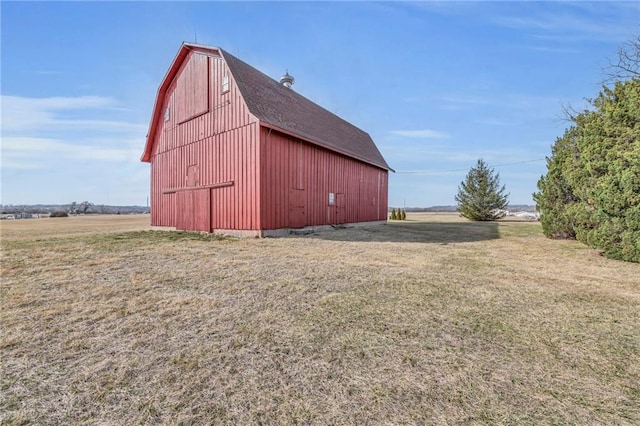 view of barn featuring a lawn