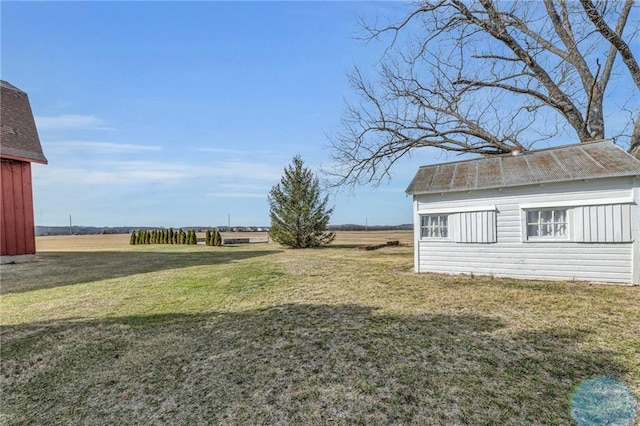 view of yard featuring an outdoor structure