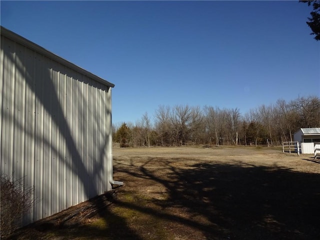 view of yard featuring an outbuilding