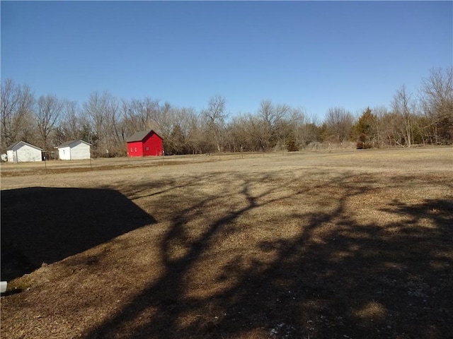 view of yard featuring an outbuilding