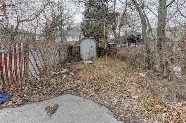 view of yard featuring an outdoor structure and a shed