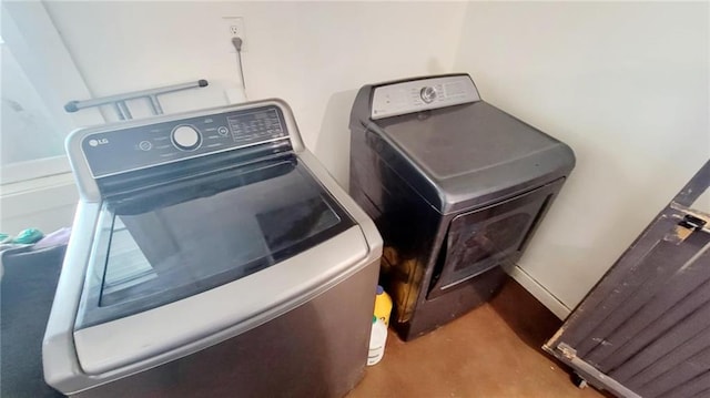 1147 Fern Rd, Fort Scott, KS 66701 - laundry area with washer and dryer
