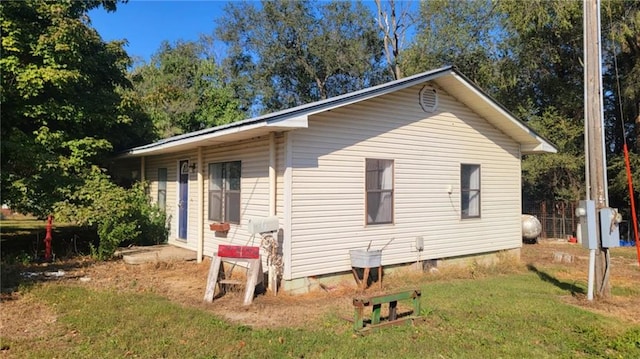 1147 Fern Rd, Fort Scott, KS 66701 - view of side of property with a lawn