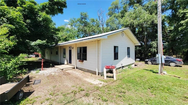 1147 Fern Rd, Fort Scott, KS 66701 - view of front of property featuring a front lawn